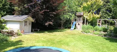 Ein Garten an der Unterkunft Blockstube