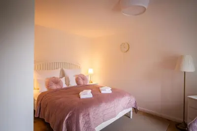 Ein Bett oder Betten in einem Zimmer der Unterkunft ApartOne Land-Hotel