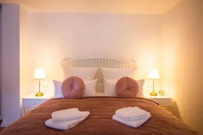Ein Bett oder Betten in einem Zimmer der Unterkunft ApartOne Land-Hotel