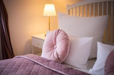 Ein Bett oder Betten in einem Zimmer der Unterkunft ApartOne Land-Hotel