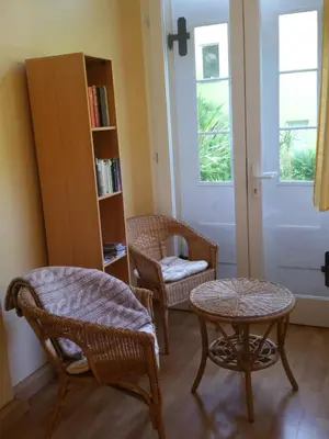 Ein Sitzbereich in der Unterkunft Apartmenthaus Menge