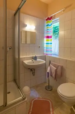 Ein Badezimmer in der Unterkunft Apartmenthaus Menge