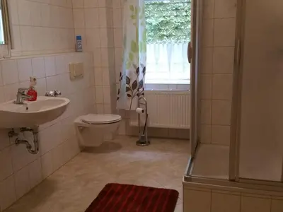 Ein Badezimmer in der Unterkunft Apartmenthaus Menge