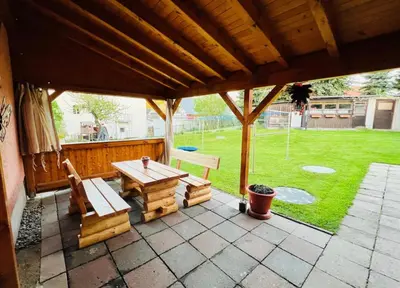 Ein Garten an der Unterkunft Gemütliche Wohnung in Grünhainichen Erzgebirge