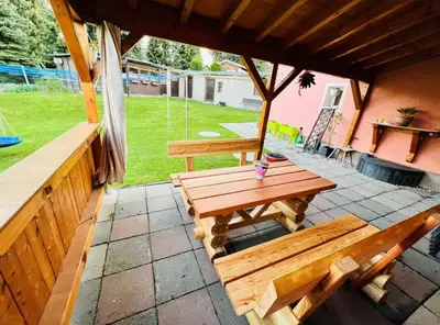 Ein Garten an der Unterkunft Gemütliche Wohnung in Grünhainichen Erzgebirge