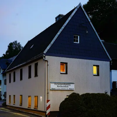 Das Gebäude in dem sich das Ferienhaus befindet