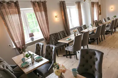 Ein Sitzbereich in der Unterkunft Hotel Waldeslust