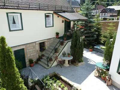 Das Gebäude in dem sich das Ferienhaus befindet