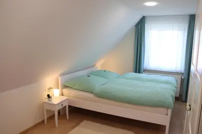 Ein Bett oder Betten in einem Zimmer der Unterkunft Liebevoll eingerichtetes Haus mit großem Garten in Dresden - Telefonnummer und Video unter www fhvn de