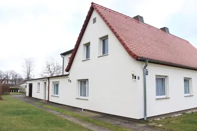 Das Gebäude in dem sich das Ferienhaus befindet