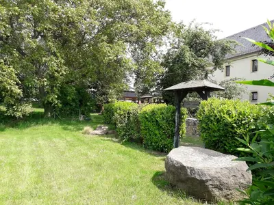 Ein Garten an der Unterkunft Schwalbennest Kaisitz