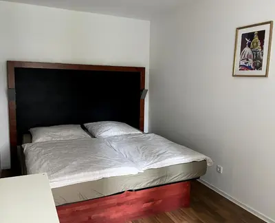 Ein Bett oder Betten in einem Zimmer der Unterkunft FEWO im Kneipenviertel Altkötzschenbroda