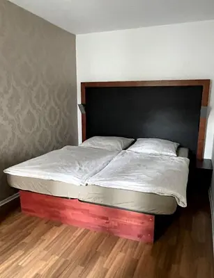 Ein Bett oder Betten in einem Zimmer der Unterkunft FEWO im Kneipenviertel Altkötzschenbroda