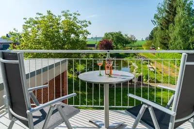 Ein Balkon oder eine Terrasse in der Unterkunft Ferienhaus Teichblick und Turmblick, mit Kultur in Großzschepa, Nähe Leipzig