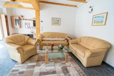 Ein Sitzbereich in der Unterkunft Ferienhaus Teichblick und Turmblick, mit Kultur in Großzschepa, Nähe Leipzig