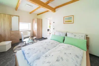 Ein Bett oder Betten in einem Zimmer der Unterkunft Ferienhaus Teichblick und Turmblick, mit Kultur in Großzschepa, Nähe Leipzig
