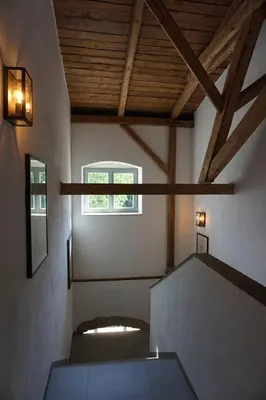 Ein Bett oder Betten in einem Zimmer der Unterkunft Alte Brennerei Schloss Zehista EG Rittersporn