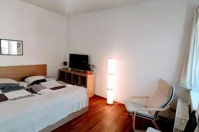 Ein Bett oder Betten in einem Zimmer der Unterkunft Modern Studio08 with big balcony in the Neustadt