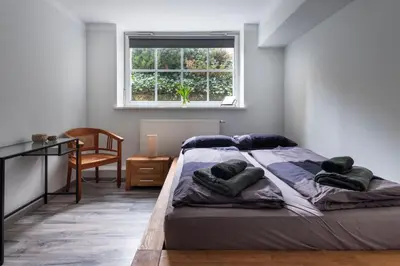 Ein Bett oder Betten in einem Zimmer der Unterkunft Privates ruhiges Haus im Herzen der Neustadt