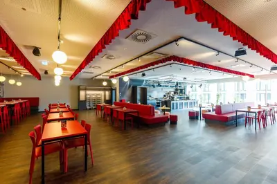 Ein Restaurant oder anderes Speiselokal in der Unterkunft MEININGER Hotel Dresden Zentrum