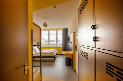 Ein Bett oder Betten in einem Zimmer der Unterkunft MEININGER Hotel Dresden Zentrum