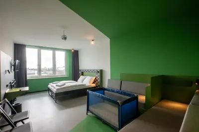 Ein Sitzbereich in der Unterkunft MEININGER Hotel Dresden Zentrum