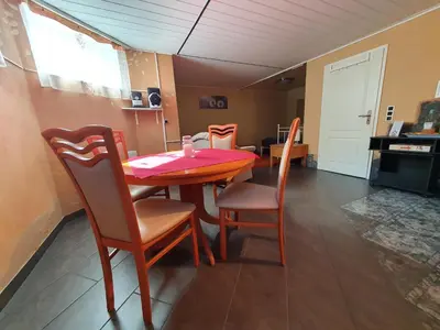 Ein Sitzbereich in der Unterkunft Ferienwohnung in der Siedlung