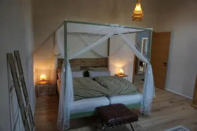 Ein Bett oder Betten in einem Zimmer der Unterkunft Alte Brennerei Schloss Zehista OG Akelei