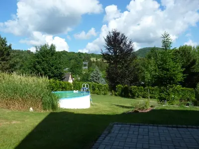 Ein allgemeiner Bergblick oder ein Berglick von des Ferienhauses aus