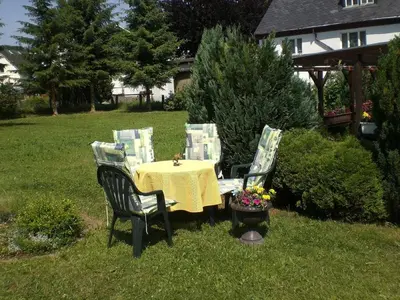 Ein Garten an der Unterkunft Ferienwohnung im Erzgebirge in Gelenau
