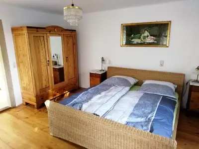 Ein Bett oder Betten in einem Zimmer der Unterkunft Ferienwohnung mit Charme in Dresden Pillnitz EG