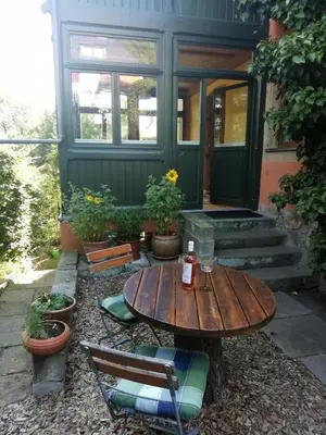 Ein Garten an der Unterkunft Ferienwohnung mit Charme in Dresden Pillnitz EG