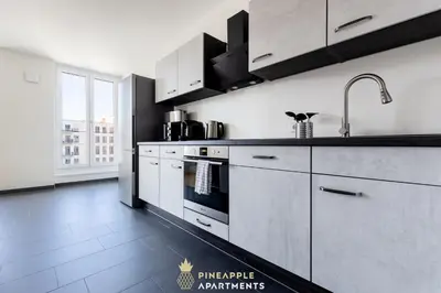 Küche/Küchenzeile in der Unterkunft PINEAPPLE APARTMENTS - Altstadt III - 91qm - 1x free parking