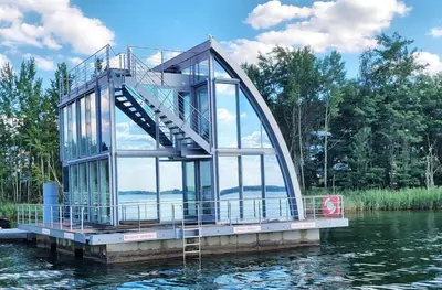 Blick auf einen Fluss in der Nähe des Ferienhauses