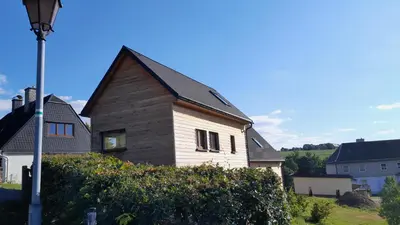 Das Gebäude in dem sich das Ferienhaus befindet
