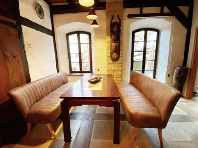 Ein Sitzbereich in der Unterkunft Fewo NAMIBIA-LODGE im Rittergut Leppersdorf bei Dresden
