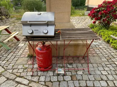 Ein für Gäste verfügbarer Grill im Ferienhaus