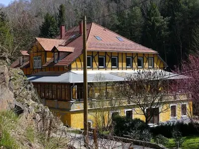 Das Gebäude in dem sich die Villa befindet