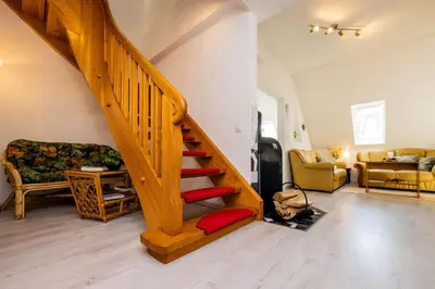 Ein Sitzbereich in der Unterkunft Waldblickwohnung mit Gartensauna und Kamin