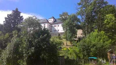 Ein Garten an der Unterkunft Ferienwohnung Augustusburg
