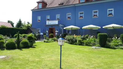 Ein Garten an der Unterkunft Logis L Auberge Gutshof