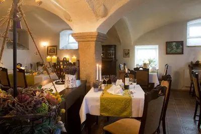 Ein Restaurant oder anderes Speiselokal in der Unterkunft Logis L Auberge Gutshof