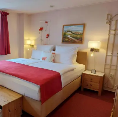 Ein Bett oder Betten in einem Zimmer der Unterkunft Logis L Auberge Gutshof