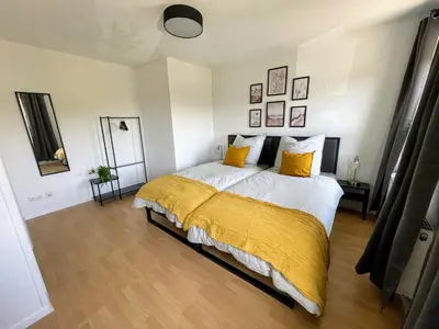 Ein Bett oder Betten in einem Zimmer der Unterkunft Modern 4 Zi Rooms Netflix, Wifi, Parken CasaLuna85