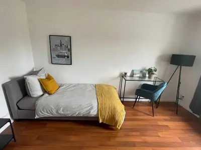 Ein Bett oder Betten in einem Zimmer der Unterkunft Modern 4 Zi Rooms Netflix, Wifi, Parken CasaLuna85