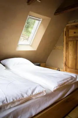Ein Bett oder Betten in einem Zimmer der Unterkunft Kulturdenkmal Umgebinde1657