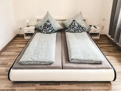 Ein Bett oder Betten in einem Zimmer der Unterkunft Zentrum, 2R, Balkon, WiFi, 4P, modern, ruhig