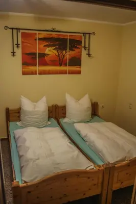 Ein Bett oder Betten in einem Zimmer der Unterkunft Pension Muldental Großbothen Wohnung 1