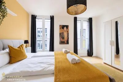 Ein Bett oder Betten in einem Zimmer der Unterkunft PINEAPPLE APARTMENTS - Altstadt II - 124qm - 1x free parking