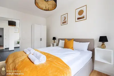 Ein Bett oder Betten in einem Zimmer der Unterkunft PINEAPPLE APARTMENTS - Altstadt II - 124qm - 1x free parking